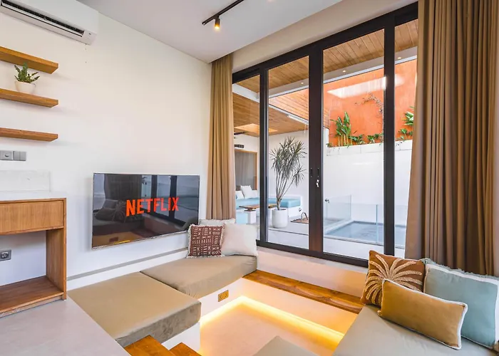 Eve With Private Pool, & Outdoor Movie Cinema
